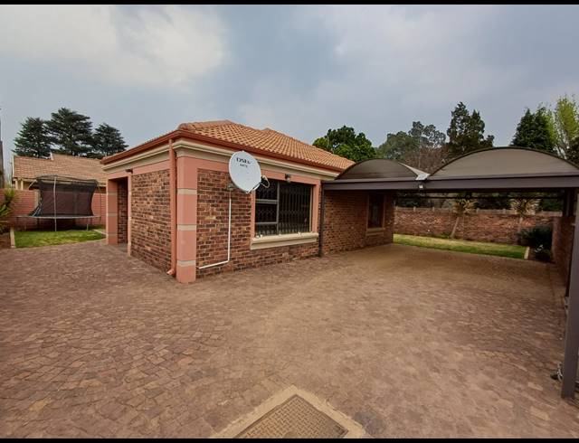 2 BEDROOM FREEHOLD TO LET IN KOOKRUS